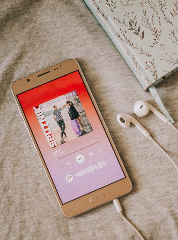 How to Create a Relaxing Playlist for Evenings at Home